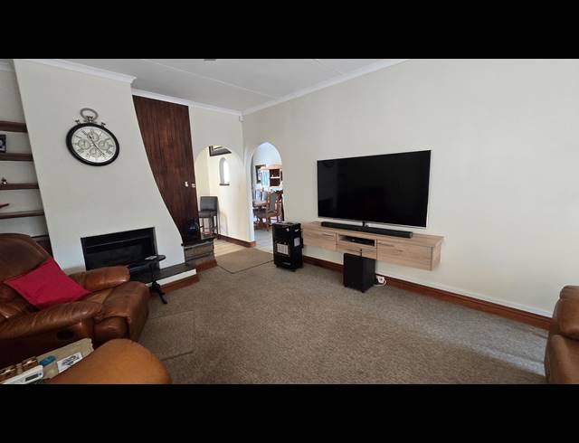 3 BEDROOM FREEHOLD FOR SALE IN BRACKENDOWNS